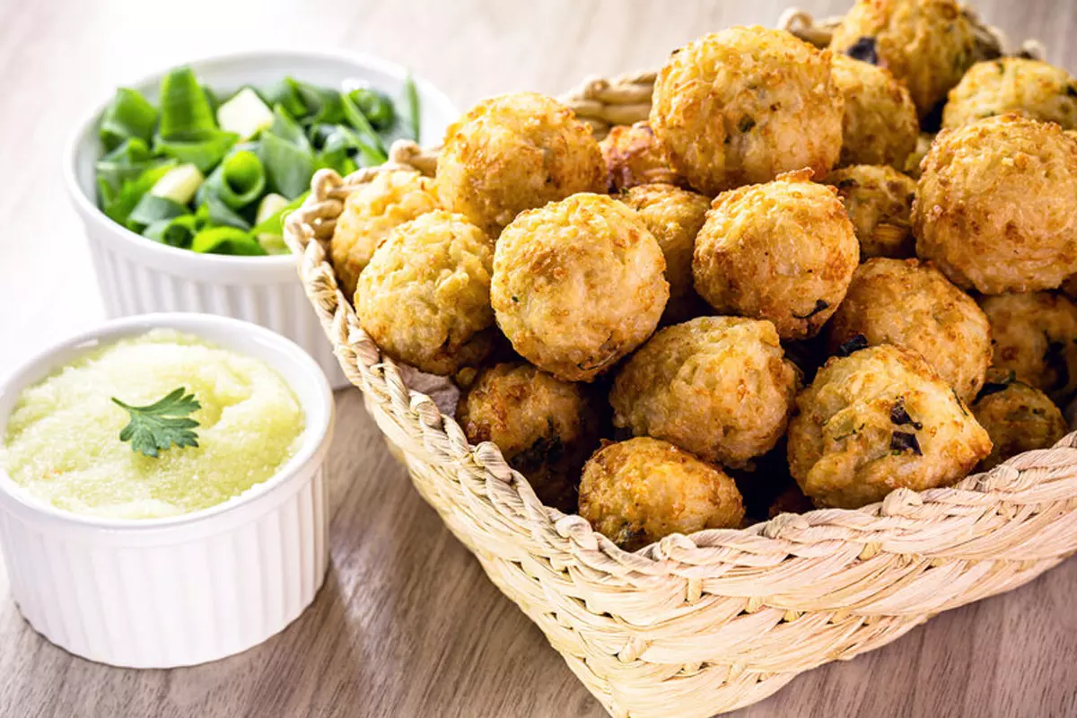 Você está visualizando atualmente Bolinho de arroz assado um show de sabor na sua casa